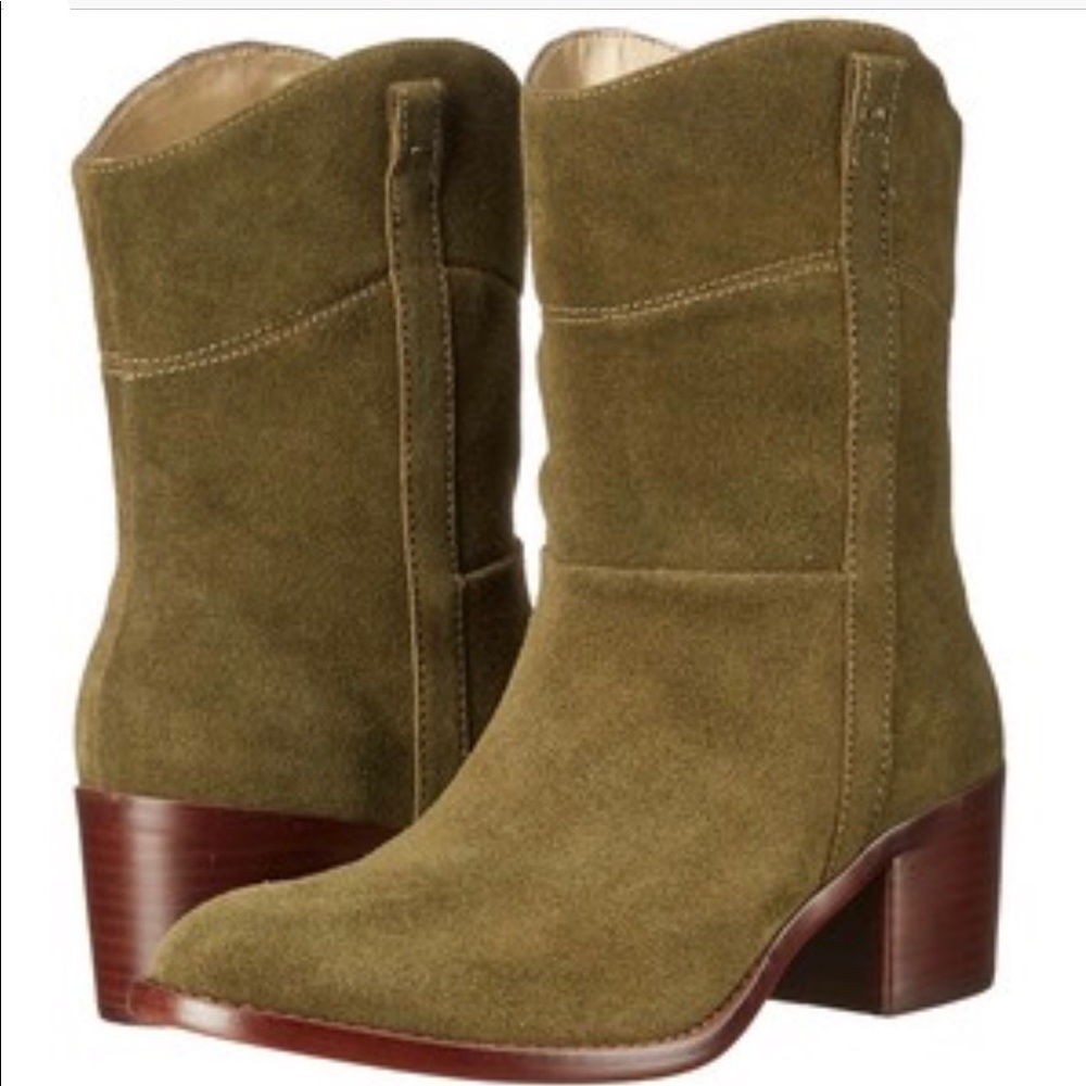Brand new Adrienne Vittadini ankle boot...